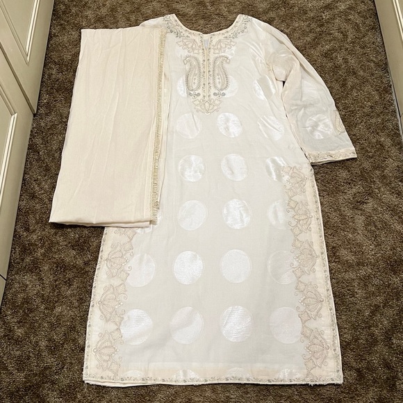 Zara Shahjahan Embroidered Suit - Picture 2 of 4